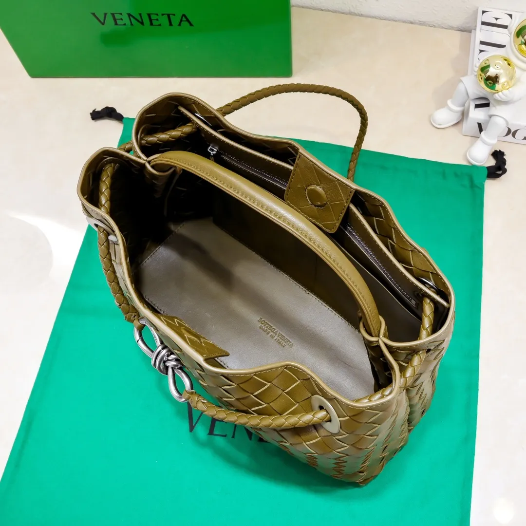The 2023 new Andiamo batch of 2260 BV has been shipped‼ ️Really popular🔥The new Andiamo woven handbag launched by Bottega Veneta this season is really popular all over the world! ! Celebrities at home and abroad have worn it, and Oscar-winning actress Michelle Yeoh has taken it out on the street. Song Jia, Trai Yara, Yu Feihong, Sanji Ayaka, Rosie Hunting-Whiteley, Yoshioka Riho, etc. have all picked up this bag. It is classic and versatile, showing off its temperament, and the bag capacity is also large, which is very convenient for daily commuting! ! A variety of carrying methods, the shoulder straps can be adjusted by yourself, the original lambskin feels soft and delicate, and the unisex style breaks gender boundaries and brings a more practical and longer-lasting use experience. Andiamo, which has both elegant and casual styles, perfectly interprets the true appearance of "fashionable old money style". Style number: 8463 Size: 32*24*12